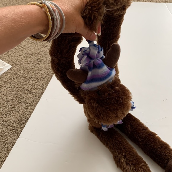 Plush moose with Velcro front hooves to hang around the neck and hug you - Picture 3 of 7